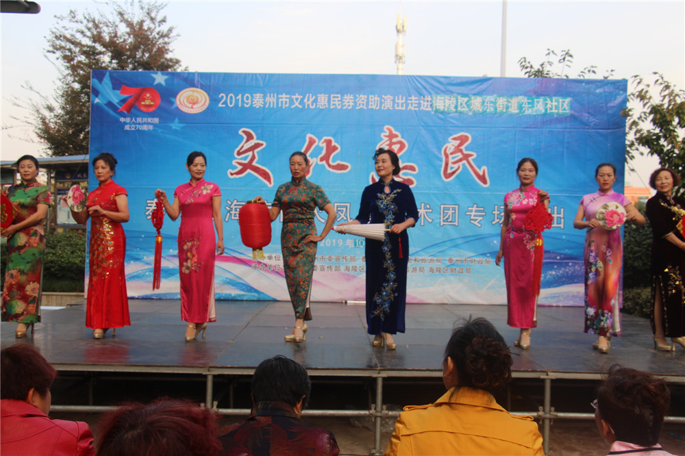 9旗袍秀 龙文.jpg