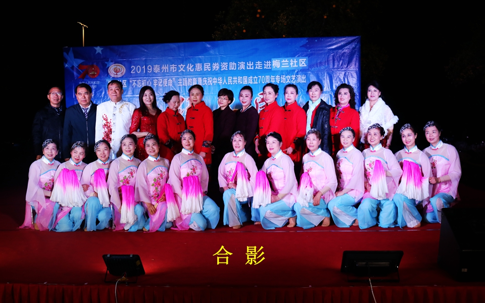 合 影.jpg