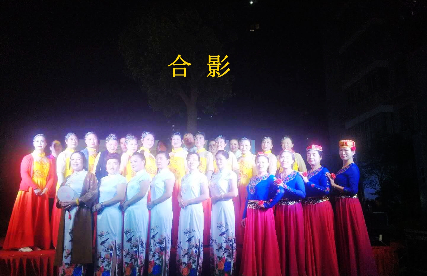 合 影.jpg