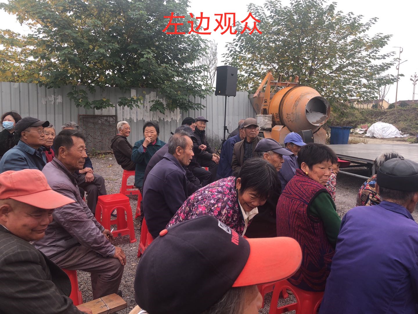 15左边观众.jpg