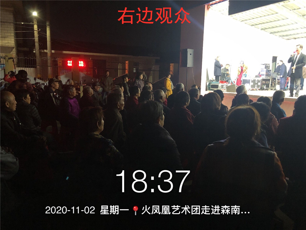 17右边观众.jpg 17右边观众.jpg