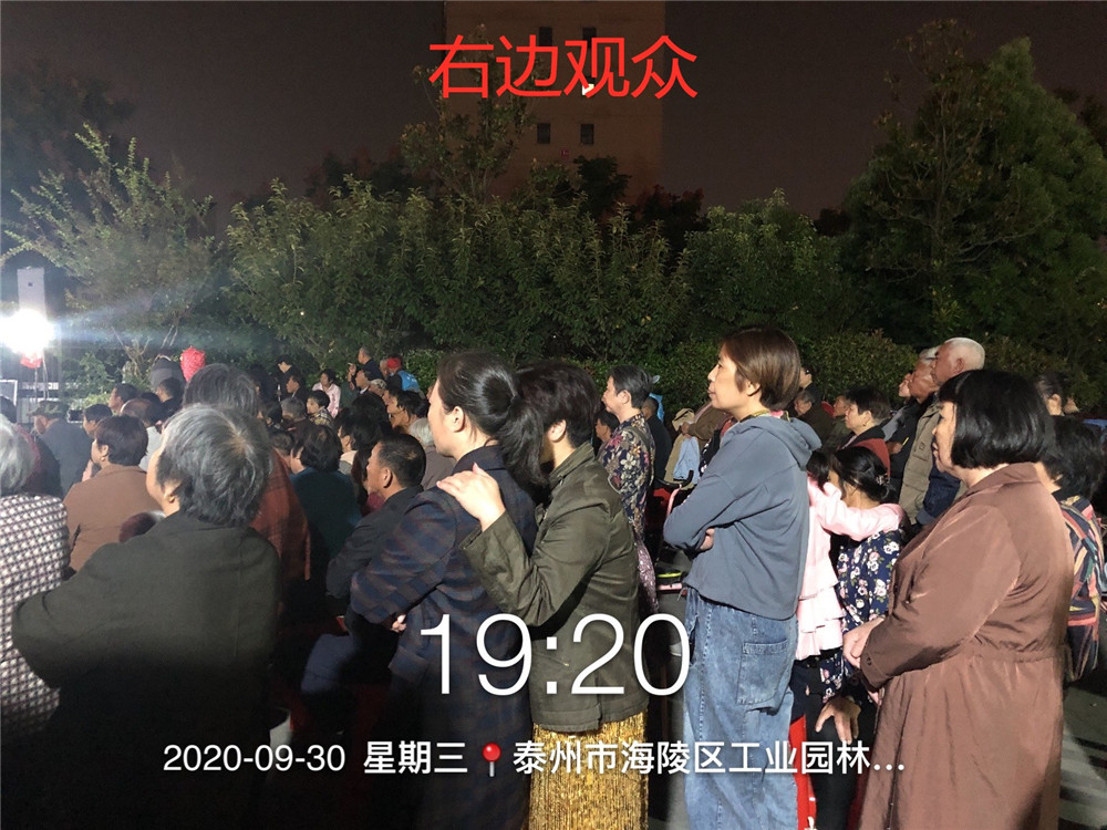 16右边观众.jpg